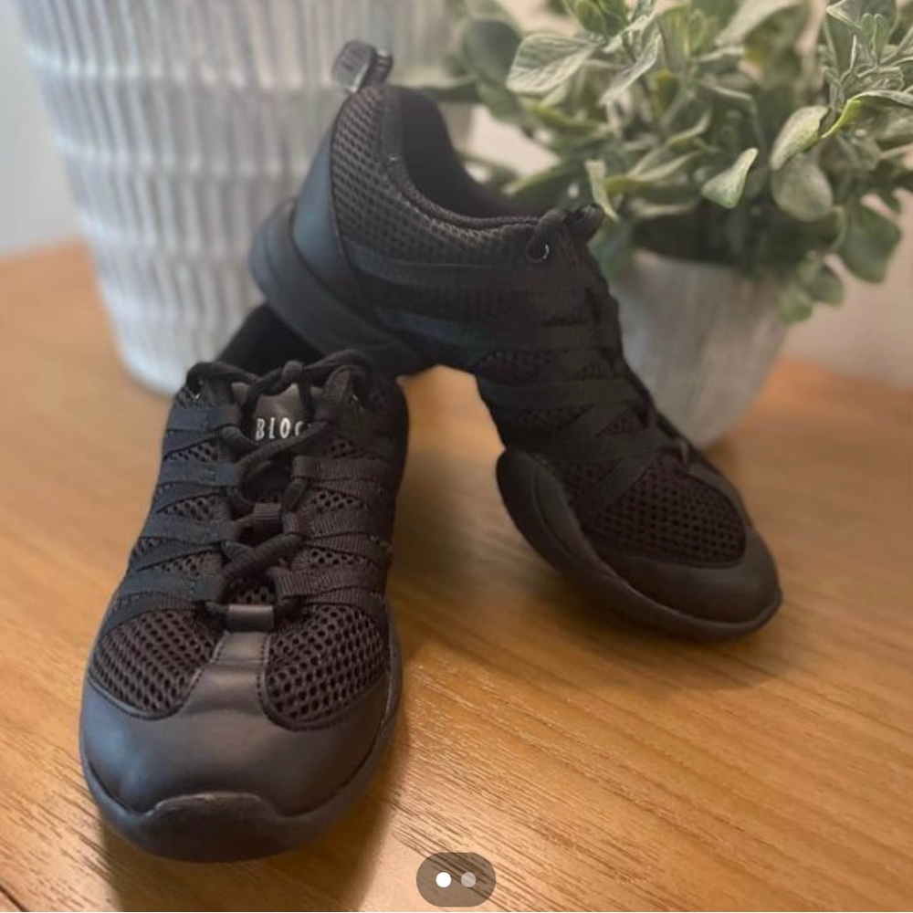 Girls Bloch Black Split Sole Criss Cross Bloch shoes - size 3.